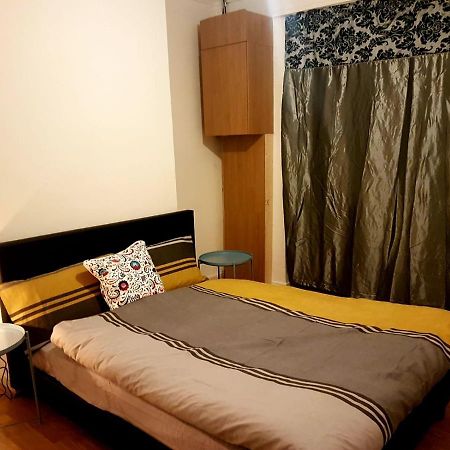 Budget House In Gants Hill Bed and Breakfast Ilford Esterno foto