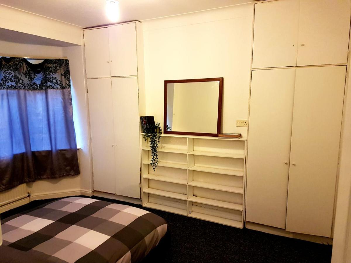 Budget House In Gants Hill Bed and Breakfast Ilford Esterno foto