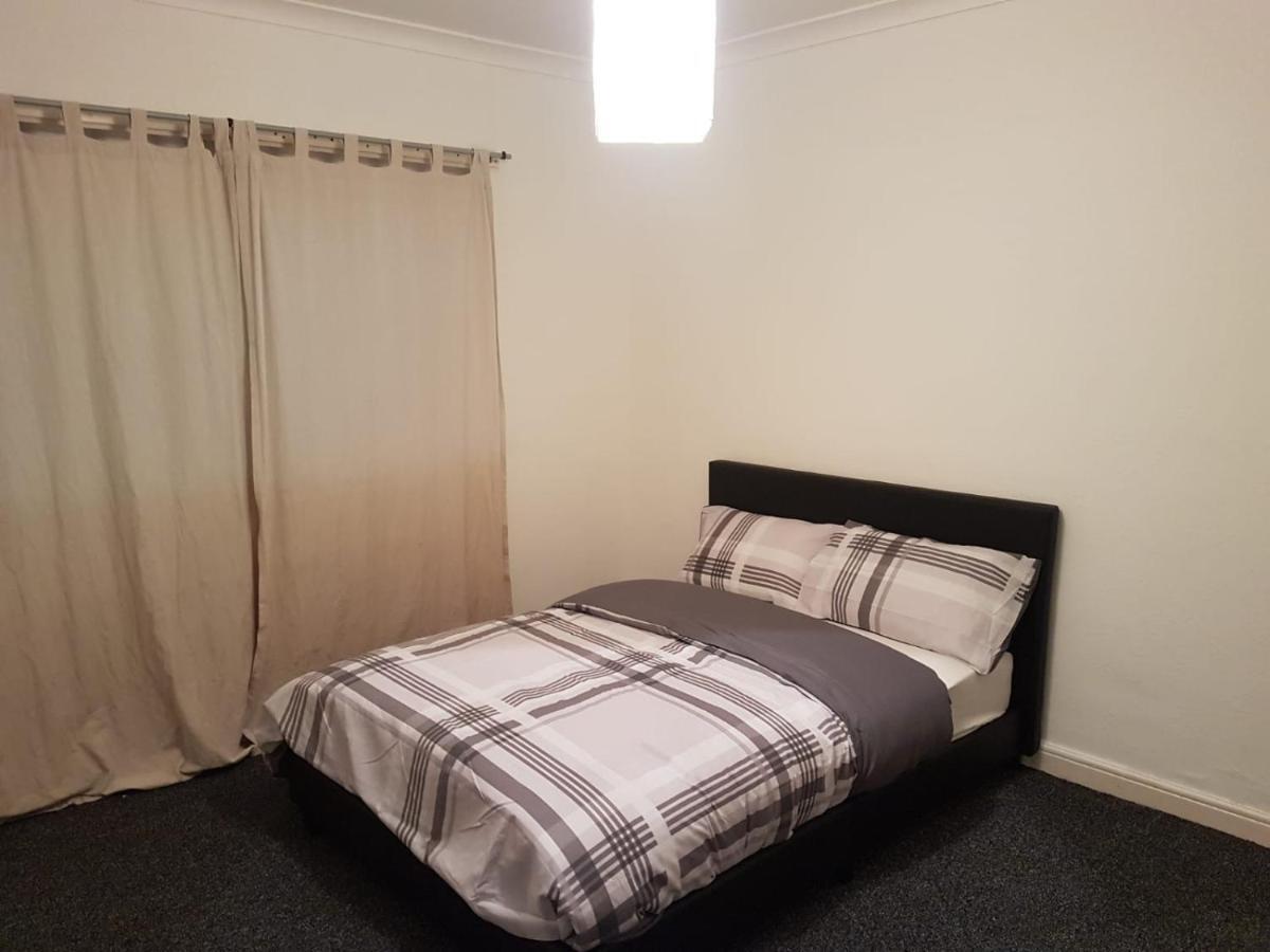 Budget House In Gants Hill Bed and Breakfast Ilford Esterno foto