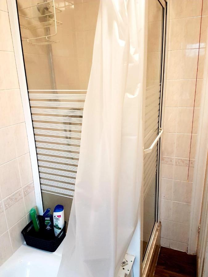 Budget House In Gants Hill Bed and Breakfast Ilford Esterno foto