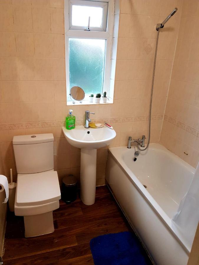 Budget House In Gants Hill Bed and Breakfast Ilford Esterno foto