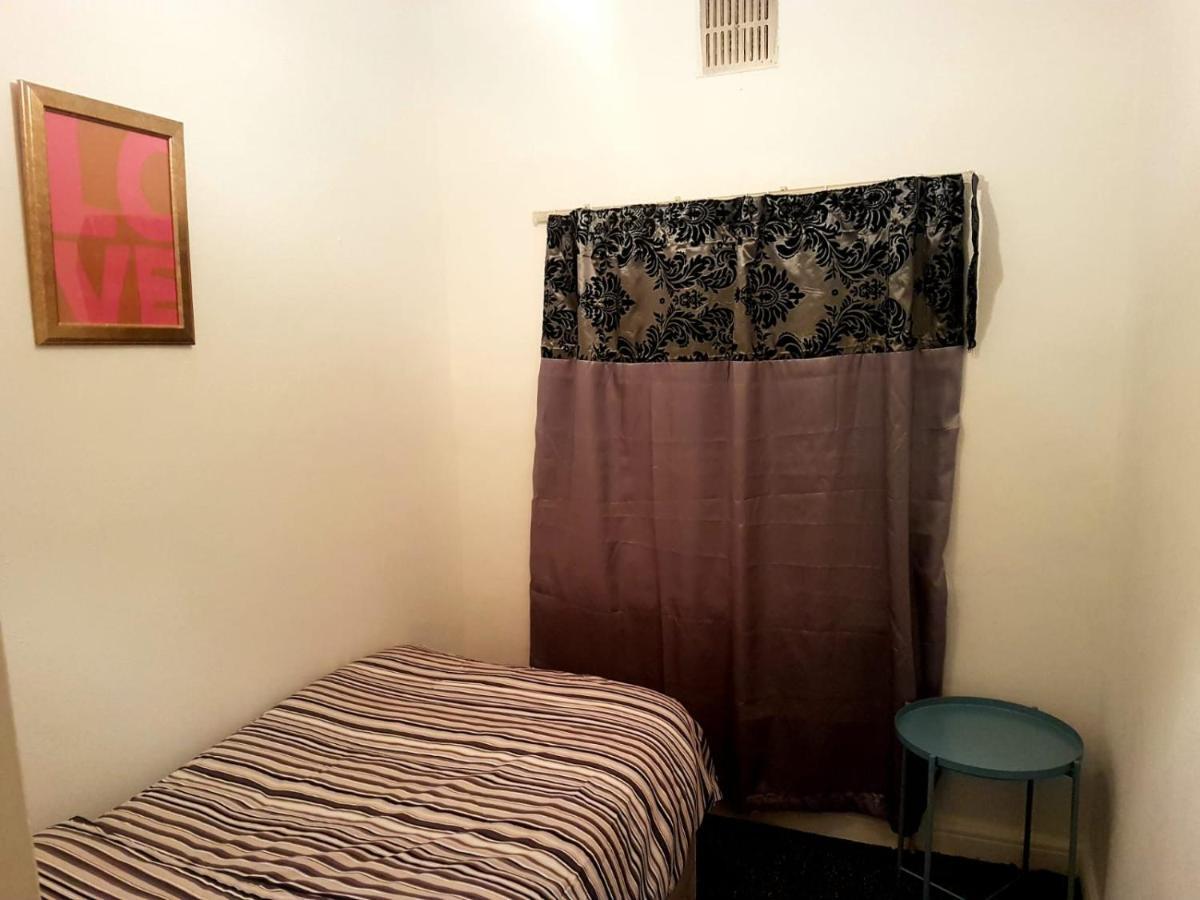 Budget House In Gants Hill Bed and Breakfast Ilford Esterno foto