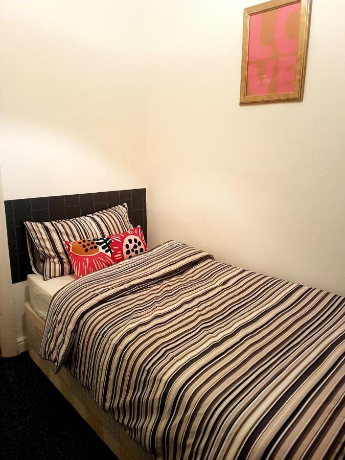 Budget House In Gants Hill Bed and Breakfast Ilford Esterno foto