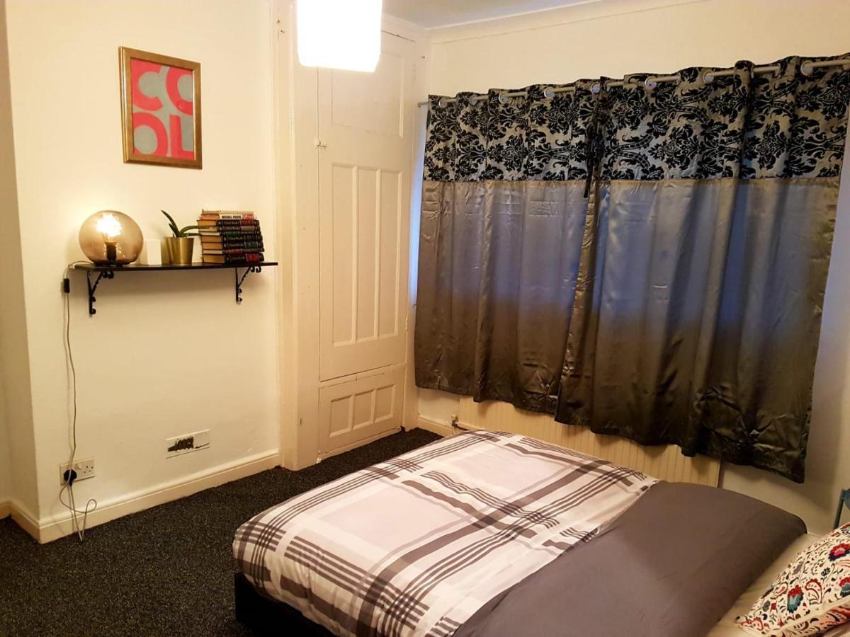 Budget House In Gants Hill Bed and Breakfast Ilford Esterno foto