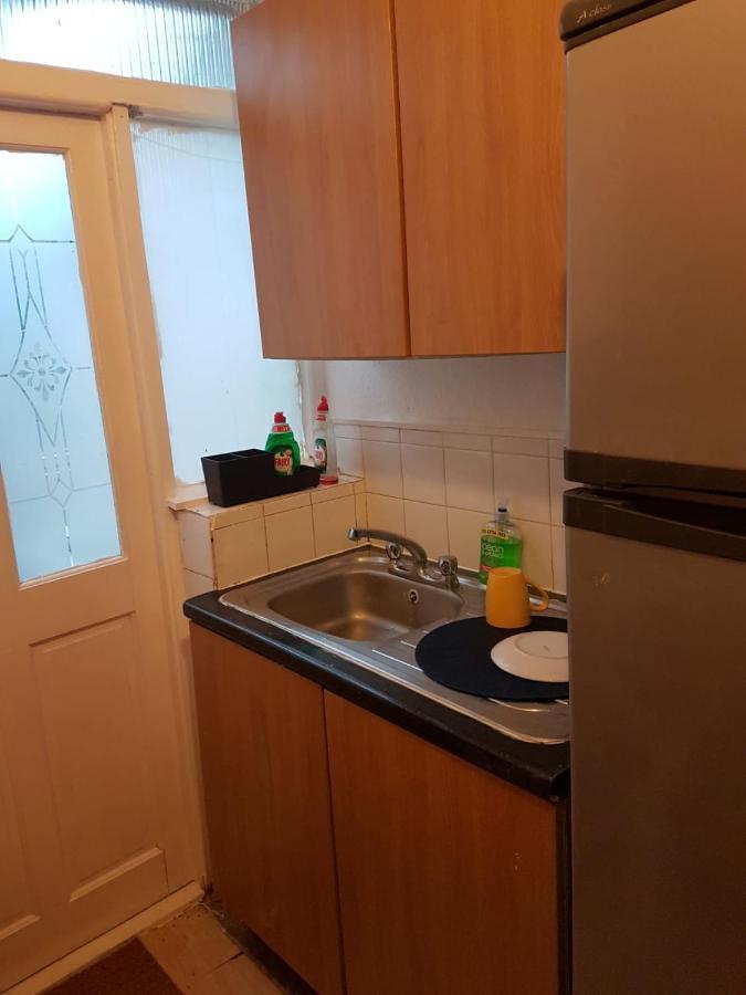 Budget House In Gants Hill Bed and Breakfast Ilford Esterno foto