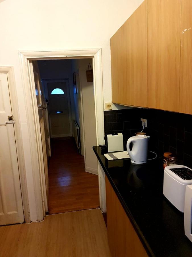 Budget House In Gants Hill Bed and Breakfast Ilford Esterno foto