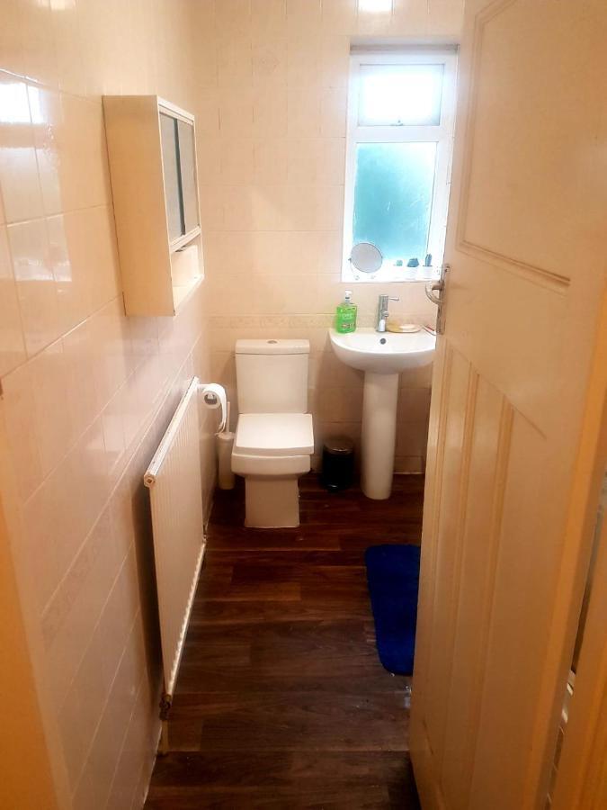 Budget House In Gants Hill Bed and Breakfast Ilford Esterno foto
