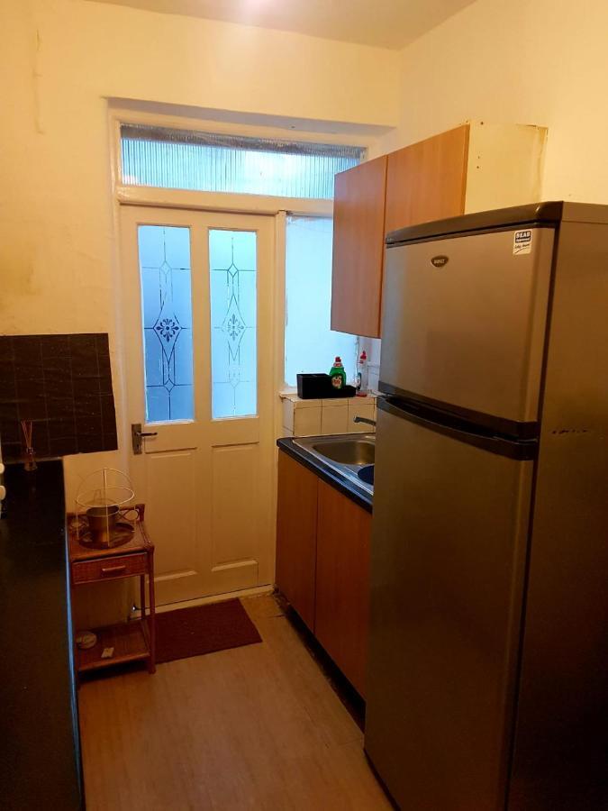 Budget House In Gants Hill Bed and Breakfast Ilford Esterno foto